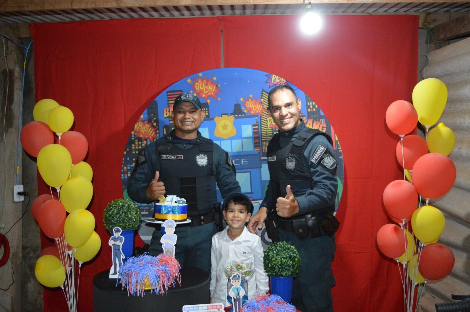 Imagem de compartilhamento para o artigo Diego faz 5 anos e ganha visita especial de Policiais Militares durante festa em Coxim da MS Todo dia